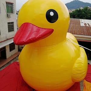 надувная желтая утка, привлекающая посетителей в туристические места, такие как парки, озера и реки, с гигантской надувной резиновой уткой Городское украшение изображения Обязательные для посещения туристические места